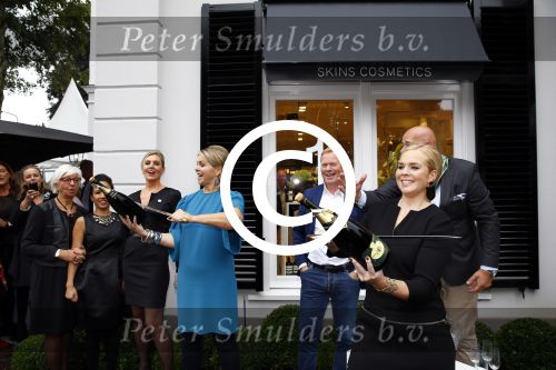 Oosterbeek 14 september 2013
Ronald Koeman op de Skin Cosmetics winkel van zijn vrouw Bartina en ochter Debbie.
