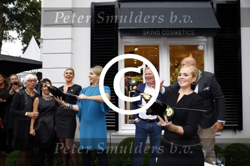 Oosterbeek 14 september 2013
Ronald Koeman op de Skin Cosmetics winkel van zijn vrouw Bartina en ochter Debbie.