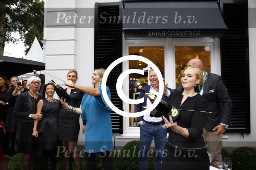 Oosterbeek 14 september 2013
Ronald Koeman op de Skin Cosmetics winkel van zijn vrouw Bartina en ochter Debbie.