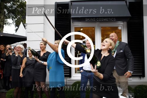 Oosterbeek 14 september 2013
Ronald Koeman op de Skin Cosmetics winkel van zijn vrouw Bartina en ochter Debbie.
