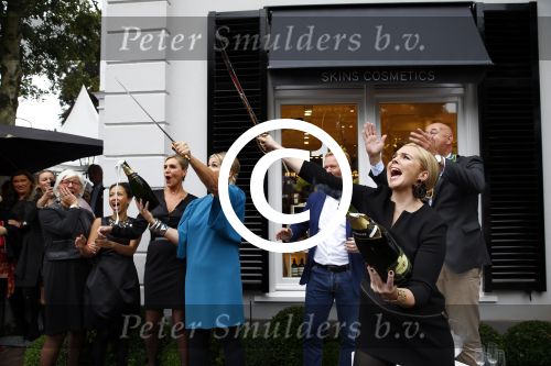 Oosterbeek 14 september 2013
Ronald Koeman op de Skin Cosmetics winkel van zijn vrouw Bartina en ochter Debbie.