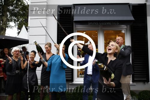 Oosterbeek 14 september 2013
Ronald Koeman op de Skin Cosmetics winkel van zijn vrouw Bartina en ochter Debbie.