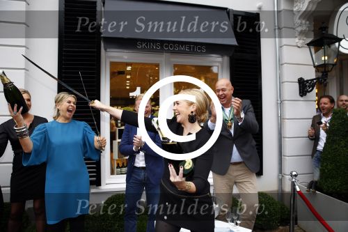 Oosterbeek 14 september 2013
Ronald Koeman op de Skin Cosmetics winkel van zijn vrouw Bartina en ochter Debbie.