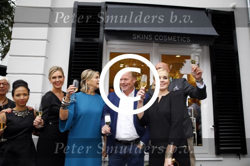 Oosterbeek 14 september 2013
Ronald Koeman op de Skin Cosmetics winkel van zijn vrouw Bartina en ochter Debbie.