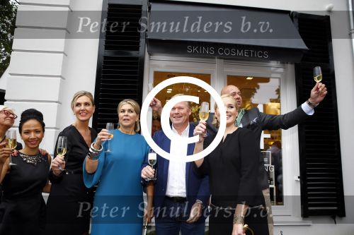 Oosterbeek 14 september 2013
Ronald Koeman op de Skin Cosmetics winkel van zijn vrouw Bartina en ochter Debbie.
