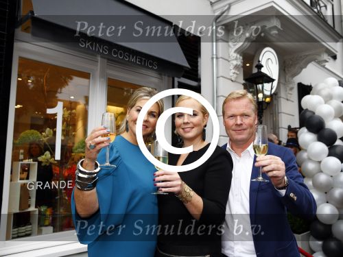 Oosterbeek 14 september 2013
Ronald Koeman op de Skin Cosmetics winkel van zijn vrouw Bartina en ochter Debbie.