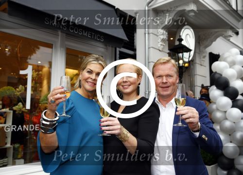 Oosterbeek 14 september 2013
Ronald Koeman op de Skin Cosmetics winkel van zijn vrouw Bartina en ochter Debbie.