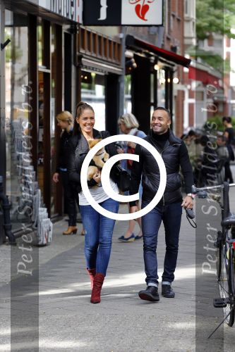 Amsterdam 26 september 2013
Demy de Zeeuw met zijn zwangere vriendin Danielle in Amsterdam zuid.