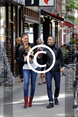 Amsterdam 26 september 2013
Demy de Zeeuw met zijn zwangere vriendin Danielle in Amsterdam zuid.