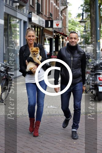 Amsterdam 26 september 2013
Demy de Zeeuw met zijn zwangere vriendin Danielle in Amsterdam zuid.