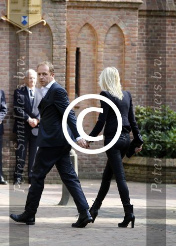 Laren 2 oktober 2013
Kerkdienst naar aanleiding van het overlijden van John de mol sr in de sint Jansbasiliek. Het was enorm druk met vrienden en familie.