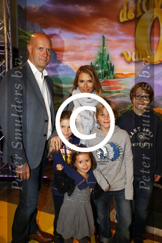 Zaandam 5 oktober 2013
Premiere Oz in de schouwburg van Zaandam.
Elle v Rijn met nieuwe vriend en kinderen