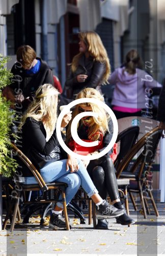 Amsterdam 26 september 2013
Estelle Cruijff met een vriendin bij strbucks op terras.