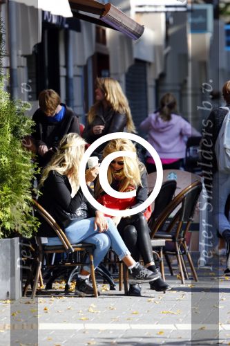 Amsterdam 26 september 2013
Estelle Cruijff met een vriendin bij strbucks op terras.