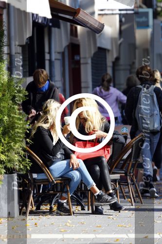 Amsterdam 26 september 2013
Estelle Cruijff met een vriendin bij strbucks op terras.