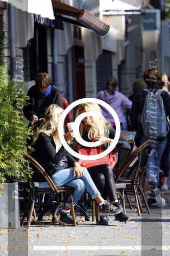 Amsterdam 26 september 2013
Estelle Cruijff met een vriendin bij strbucks op terras.