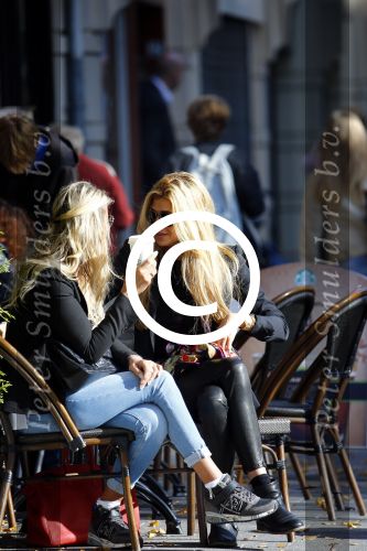 Amsterdam 26 september 2013
Estelle Cruijff met een vriendin bij strbucks op terras.