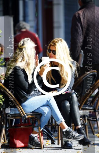 Amsterdam 26 september 2013
Estelle Cruijff met een vriendin bij strbucks op terras.