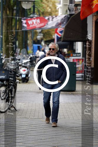 Amsterdam 4 oktober 2013
Frank Wisse bellend op de cornelis schuytstraat