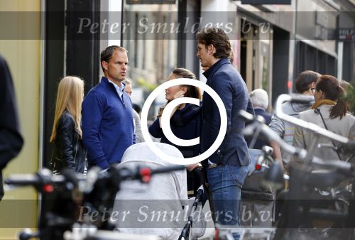 Amsterdam 5 oktober 2013
Frank de Boer met zijn dochters komt Deborah leeser en haar man tegen op de pc hooftstraat.