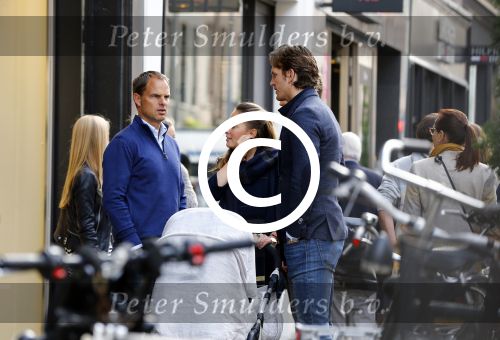 Amsterdam 5 oktober 2013
Frank de Boer met zijn dochters komt Deborah leeser en haar man tegen op de pc hooftstraat.