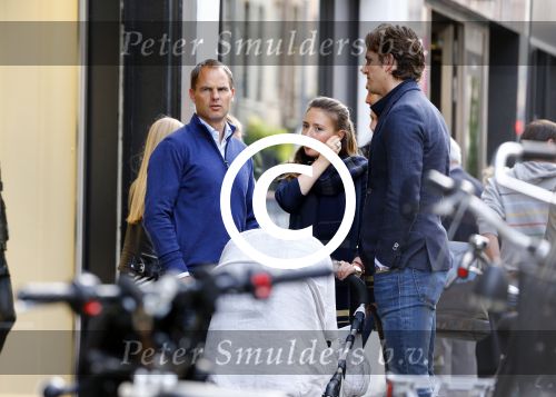Amsterdam 5 oktober 2013
Frank de Boer met zijn dochters komt Deborah leeser en haar man tegen op de pc hooftstraat.
