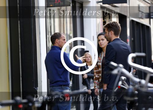 Amsterdam 5 oktober 2013
Frank de Boer met zijn dochters komen Nick Schilder en zijn vriendin  Kirsten tegen op de pc hooftstraat.