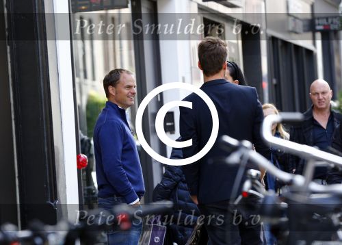 Amsterdam 5 oktober 2013
Frank de Boer met zijn dochters komen Nick Schilder en zijn vriendin  Kirsten tegen op de pc hooftstraat.