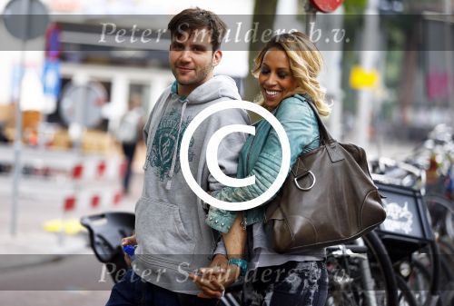 Amsterdam 25 september 2013
Glennis Grace met haar nieuwe vriend Robert Biesewig in Amsterdam.