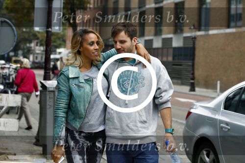 Amsterdam 25 september 2013
Glennis Grace met haar nieuwe vriend Robert Biesewig in Amsterdam.
