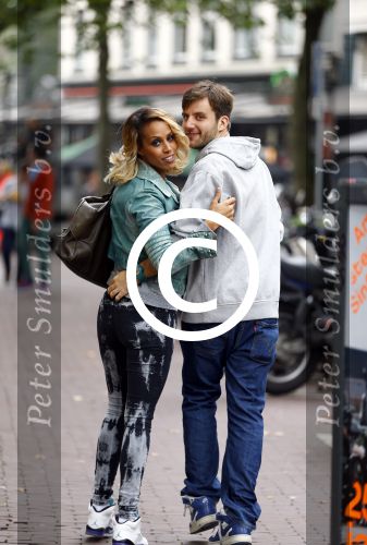 Amsterdam 25 september 2013
Glennis Grace met haar nieuwe vriend Robert Biesewig in Amsterdam.