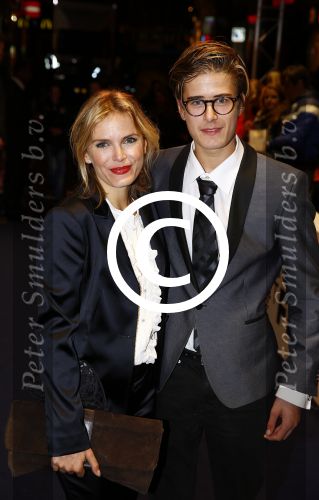 Amsterdam 14 oktober 2013
Premiere Feuten in Tuschinski. hanne Verboom met broer