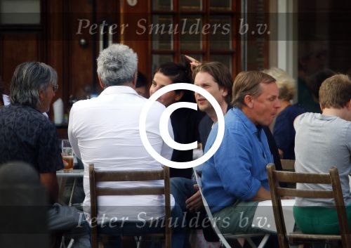 Amsterdam 21 augustus 2013
Hans Teeuwen met vrienden op terras