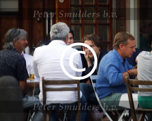 Amsterdam 21 augustus 2013
Hans Teeuwen met vrienden op terras