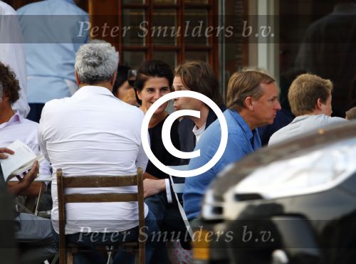 Amsterdam 21 augustus 2013
Hans Teeuwen met vrienden op terras