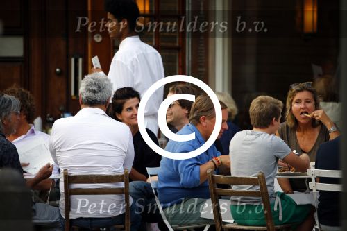 Amsterdam 21 augustus 2013
Hans Teeuwen met vrienden op terras