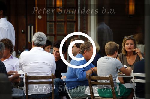 Amsterdam 21 augustus 2013
Hans Teeuwen met vrienden op terras