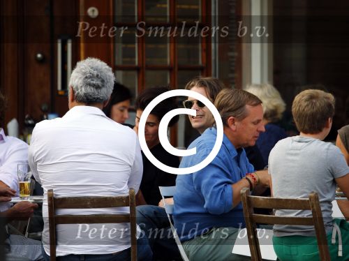 Amsterdam 21 augustus 2013
Hans Teeuwen met vrienden op terras