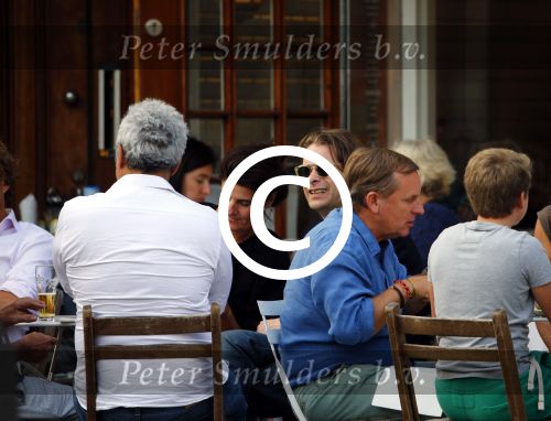 Amsterdam 21 augustus 2013
Hans Teeuwen met vrienden op terras