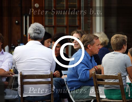 Amsterdam 21 augustus 2013
Hans Teeuwen met vrienden op terras