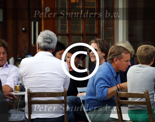 Amsterdam 21 augustus 2013
Hans Teeuwen met vrienden op terras