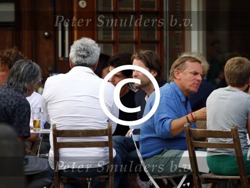 Amsterdam 21 augustus 2013
Hans Teeuwen met vrienden op terras