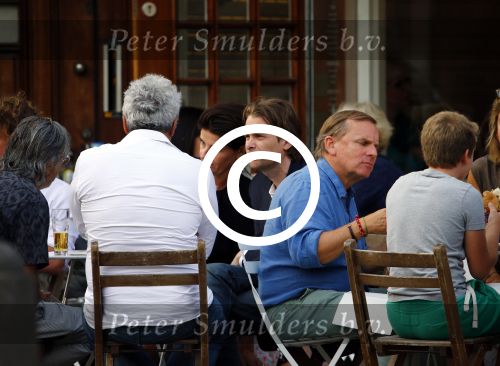 Amsterdam 21 augustus 2013
Hans Teeuwen met vrienden op terras