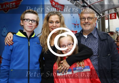 Amsterdam 21 september 2013
Premiere Planes in Tuschinskii
Hilde de Mildt met man en kinderen