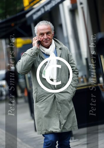 Amsterdam 14 oktober 2013
Huub Stapel bellend op straat