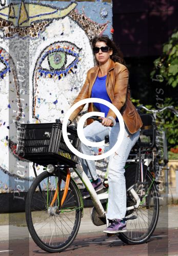 Amsterdam 7 oktober 2013
Isa HOES OP DE FIETS.