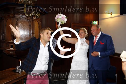 Amsterdam 13 september 2013
Trouwen Menno Kohler met zijn grote liefde Florine.
Jaap Reesema zingt het bruidspaar toe