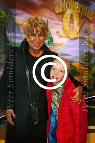 Zaandam 5 oktober 2013
Premiere Oz in de schouwburg van Zaandam.
Jenny Arean met kleindochter