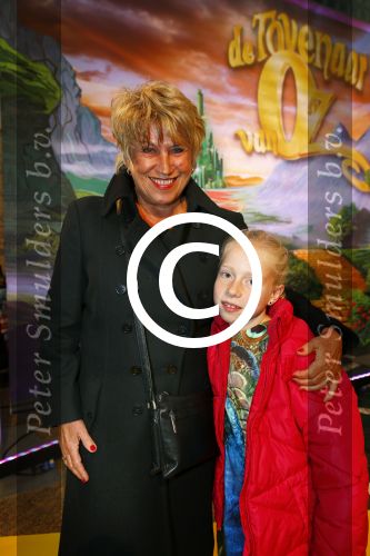 Zaandam 5 oktober 2013
Premiere Oz in de schouwburg van Zaandam.
Jenny Arean met kleindochter