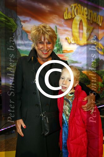 Zaandam 5 oktober 2013
Premiere Oz in de schouwburg van Zaandam.
Jenny Arean met kleindochter